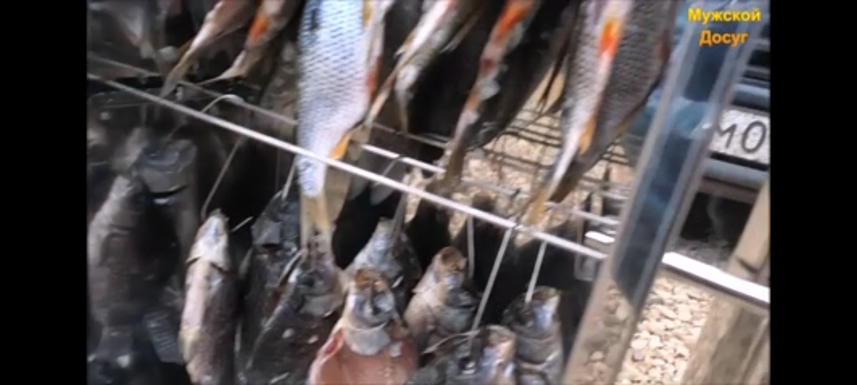 Рыба висит на крючках .