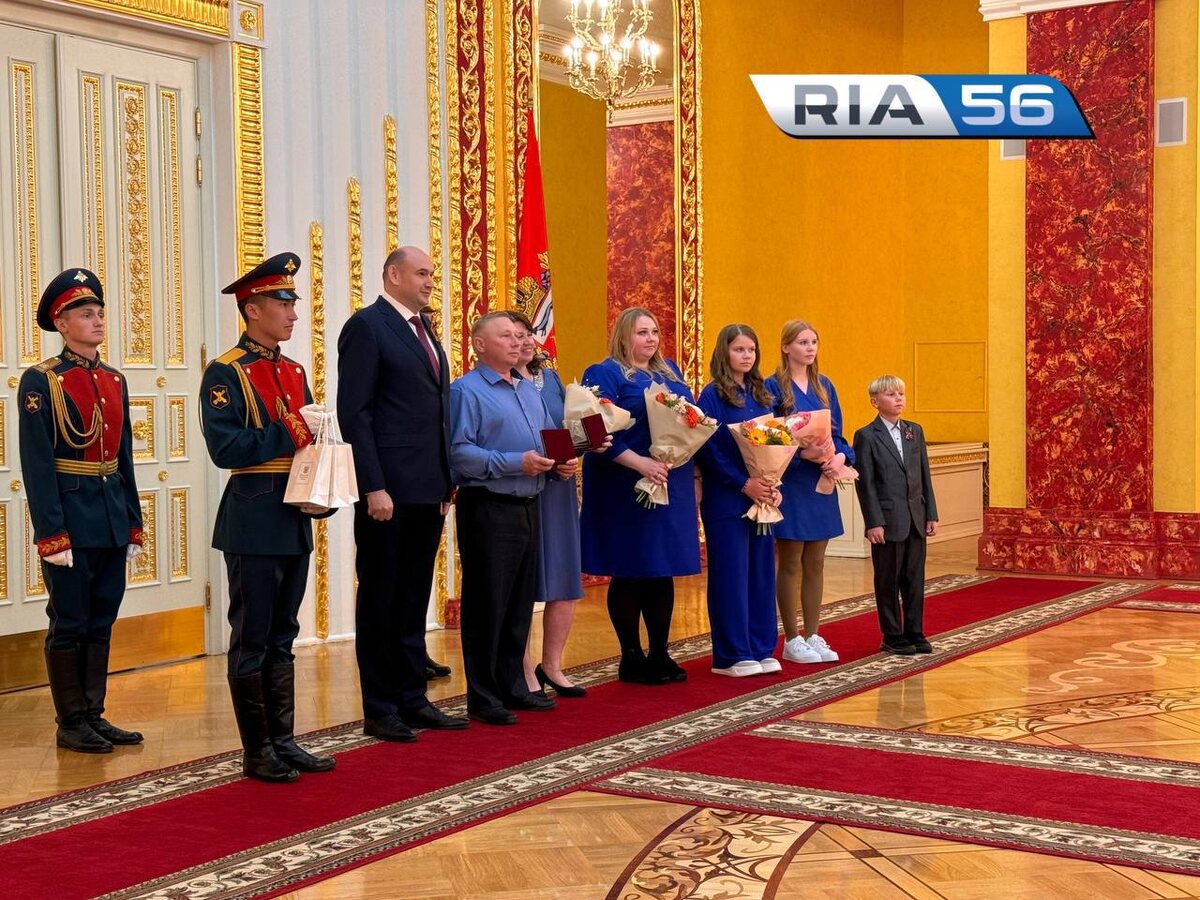  📷    Врио губернатора Евгений Солнцев вручил 47 оренбуржцам государственные награды Андрей Севостьянов