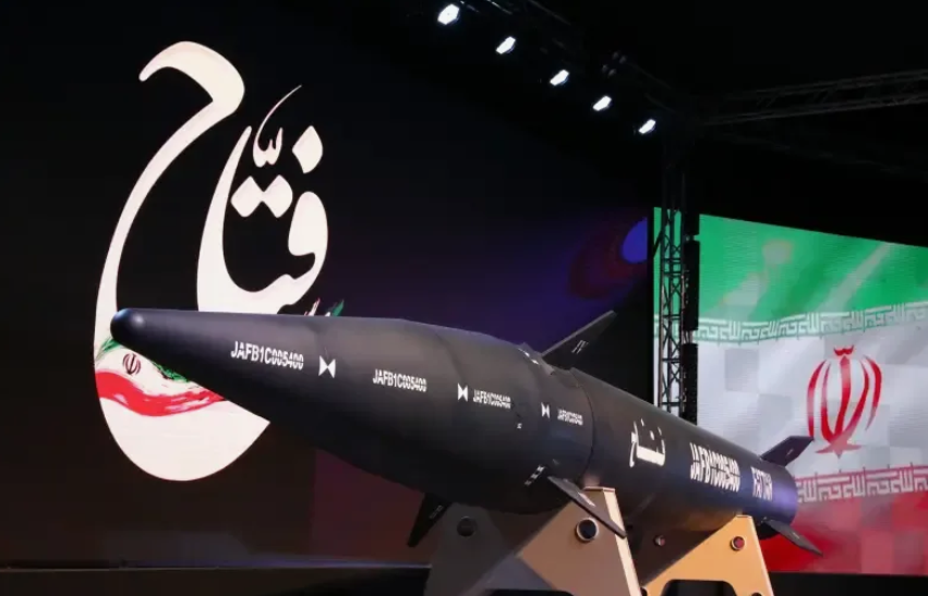 Первенец гиперзвуковой программы Ирана Фаттах-1 был представлен и испытан летом 2023 года. Теперь у Ирана 4 вида гиперзвуковых ракет. Фото ИРНА