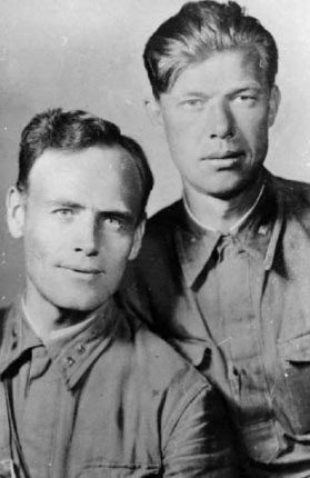 Директор музея Иван Птицын и учёный секретарь Иван Ерёмин
перед отправкой на фронт, 1942 год