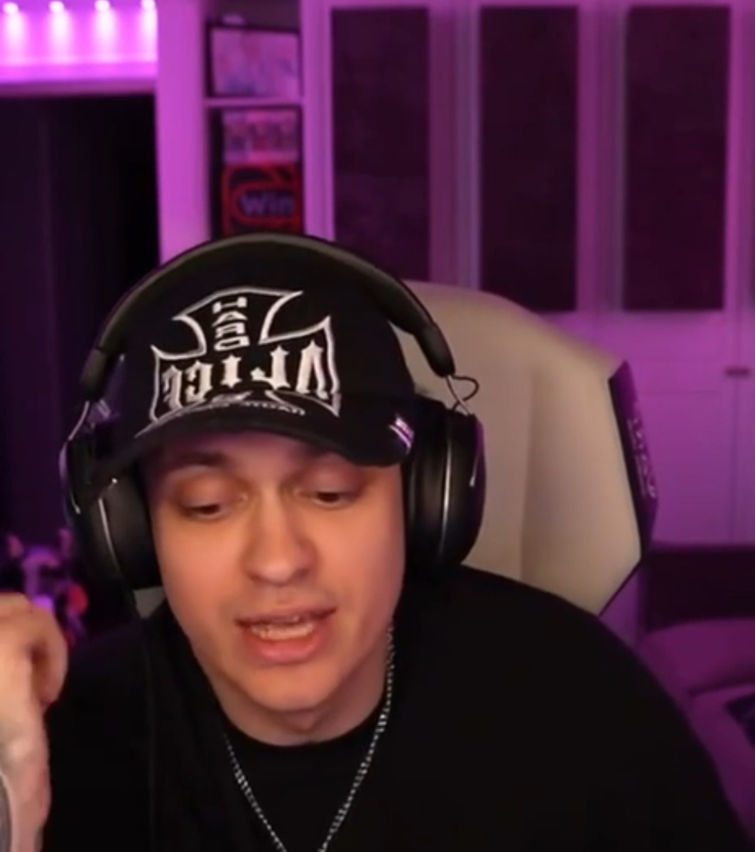 Популярный стример и блогер Вячеслав Леонтьев, известный как Бустер, неожиданно откровенно поделился своими мыслями об отношениях с отцом, который оставил семью в его детстве. Несмотря на прошлые обиды и сложные моменты, Бустер признался, что хочет наладить общение с отцом, чтобы не жалеть о невысказанных чувствах в случае его смерти.

Желание простить и избежать сожалений

В своем откровенном признании Бустер поделился, что несмотря на все обиды, он не хочет прожить всю жизнь в состоянии конфликта с отцом. Он опасается, что если с отцом что-то случится, он будет сожалеть о том, что не попытался наладить с ним отношения.

"Я не хочу всю жизнь обижаться на своего отца. Чтобы если он не дай бог умрет, у меня была на него обида", - сказал Бустер.

Напомним, что отец Вячеслава ушел из семьи, когда он был еще ребенком, и на протяжении многих лет не принимал участия в его жизни. Более того, по словам самого Бустера, отец пренебрежительно относился к его увлечению стримингом и даже после того, как Слава добился значительного успеха, называл его "никем".

Взгляд в будущее и стремление к примирению

Несмотря на все пережитое, Бустер продемонстрировал зрелость и мудрость, признавшись в желании простить отца и двигаться дальше. Он осознает, что время не стоит на месте, и важно ценить возможность примирения, пока она еще есть.

Этот откровенный разговор вызвал бурную реакцию среди поклонников Бустера, которые поддержали его в стремлении наладить отношения с отцом. Многие отметили его великодушие и способность прощать даже самые глубокие обиды.

Пока неизвестно, как сложатся дальнейшие отношения Бустера с отцом, но уже сам факт его признания говорит о многом. Возможно, этот шаг станет началом новой главы в их жизни и позволит залечить старые раны.