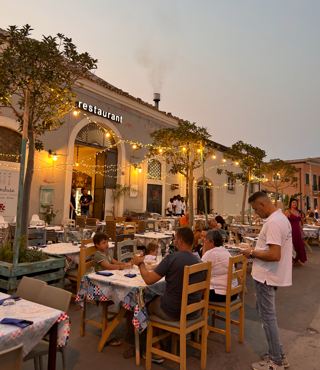 На столах вода обязательно 