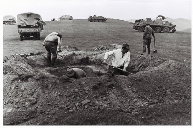 Копаем окоп для своего миномёта: справа, в нательной рубахе и кепи - я, командир и дембель, и остальные деды моего расчёта. К вопросу о дедовщине...))) Как видите - траншеи круговой обороны ещё нет, да и не делали мы такого никогда, до этого выезда.