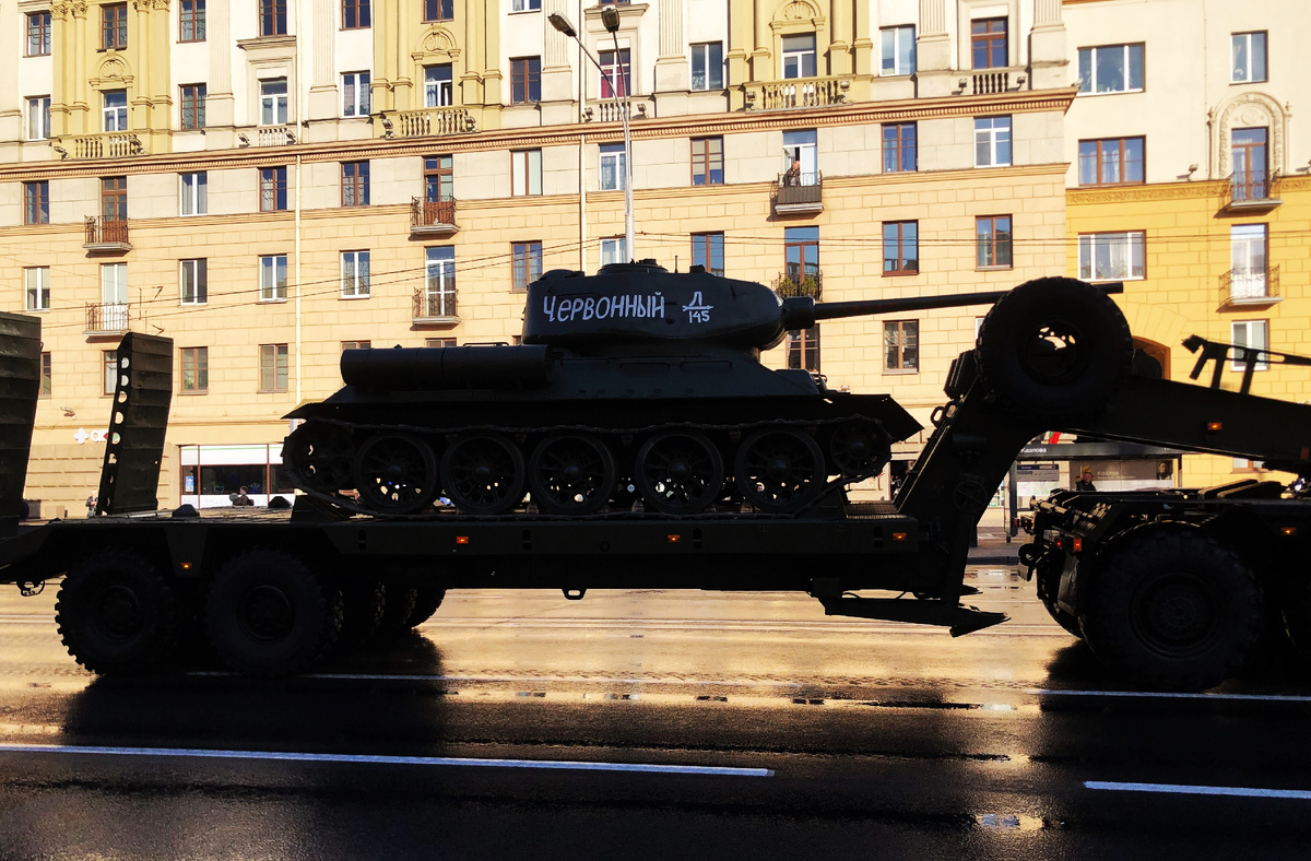 Надпись "Червонный" была нанесена на башне Т-34-85 гв. младшего лейтенанта Д.Г. Фроликова ( 1 танковый батальон 4 Гв. танковая бригада, 2 Гв. танковый корпус) . Экипаж Фроликова на Т-34-85 первым ворвался в оккупированный фашистами Минск.