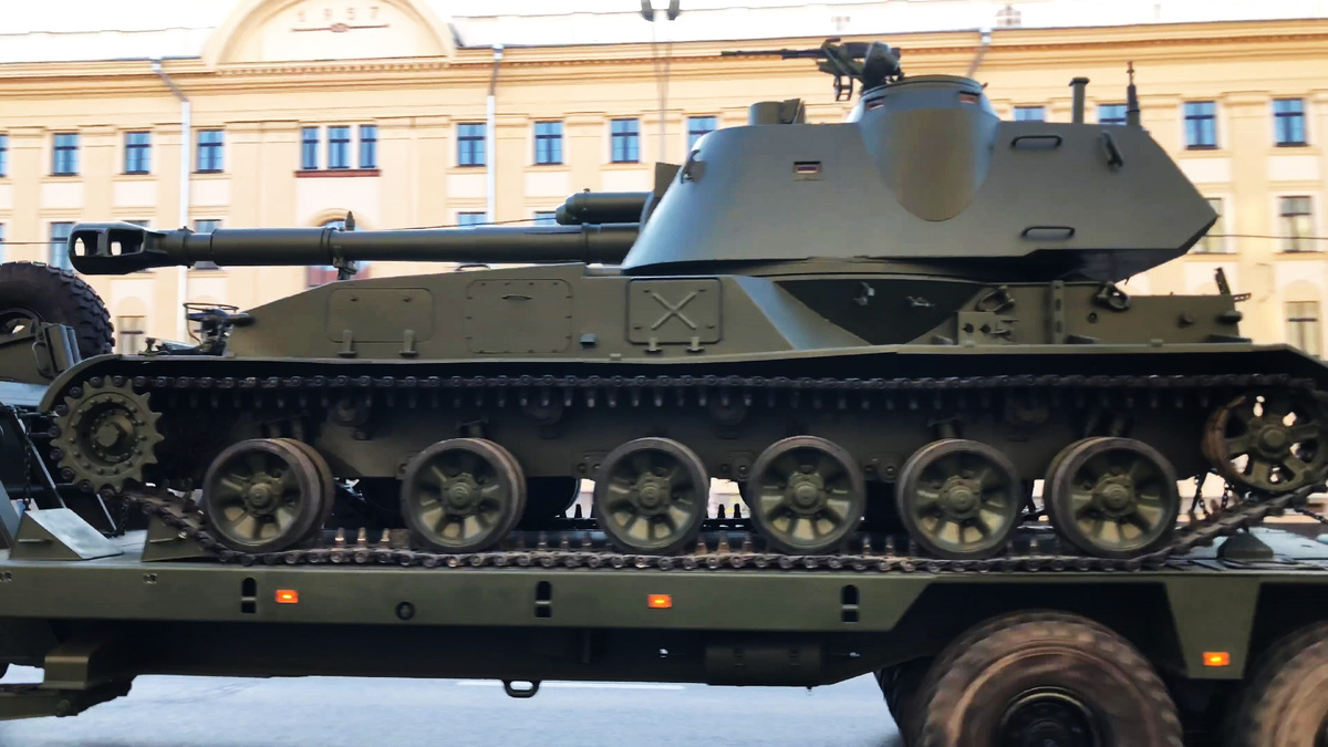 2С3М "Акация". На крыше башни левее антенного ввода видна, предположительно, антенна аппаратуры спутниковой навигации. Вероятно , машина оснащена автоматизированной системой наведения и управления огнем.