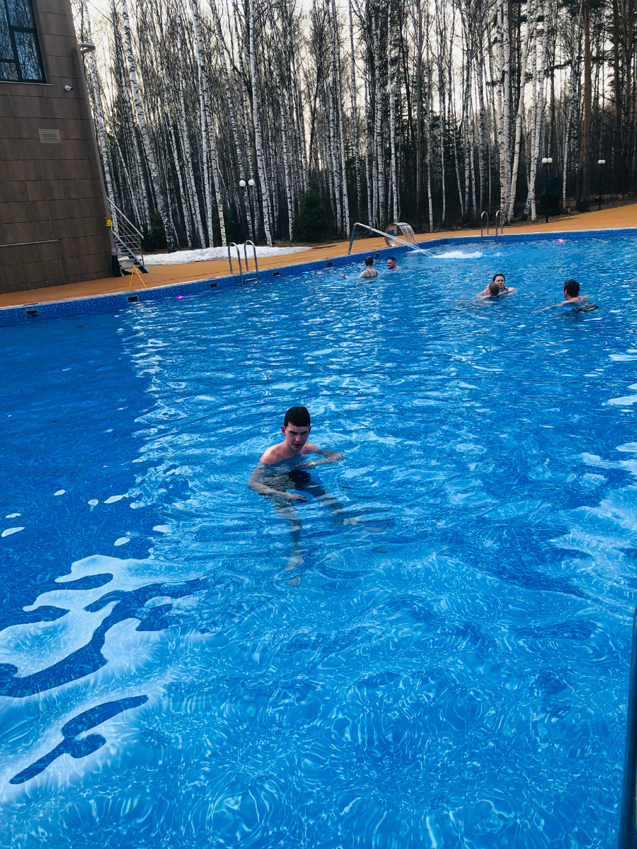 Бассейн под открытым небом.