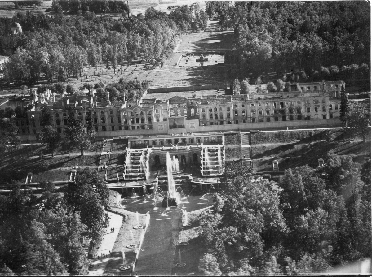 Аэросъемка разрушенного Большого петергофского дворца со стороны Нижнего парка. Лето 1948