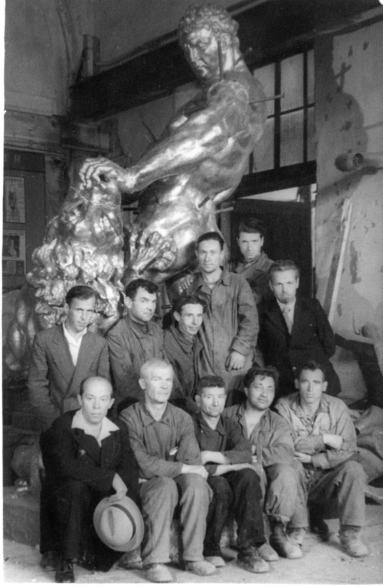 Бригада рабочих завода «Монументскульптура», принимавших участие в отливке скульптурной группы «Самсон, разрывающий пасть льва»