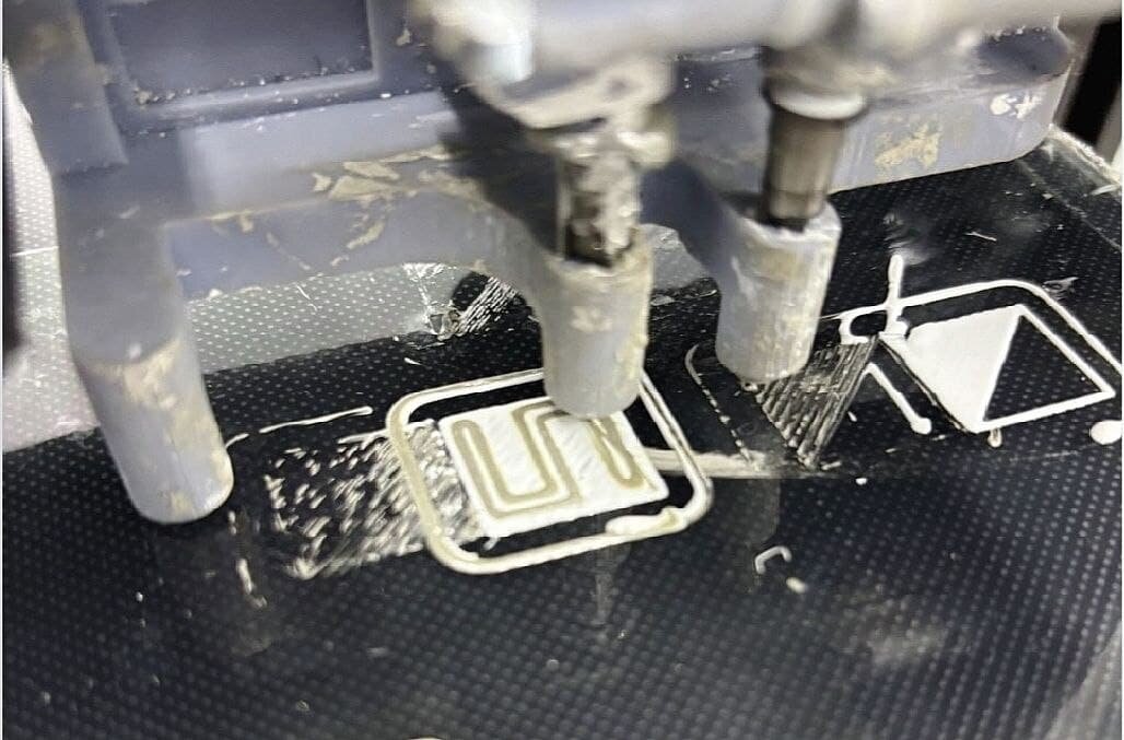    Образец с первым рисунком проводника / © Денис Юшин, руководитель лаборатории «Аддитивное производство электроники» РТУ МИРЭА , пресс-служба РТУ МИРЭА