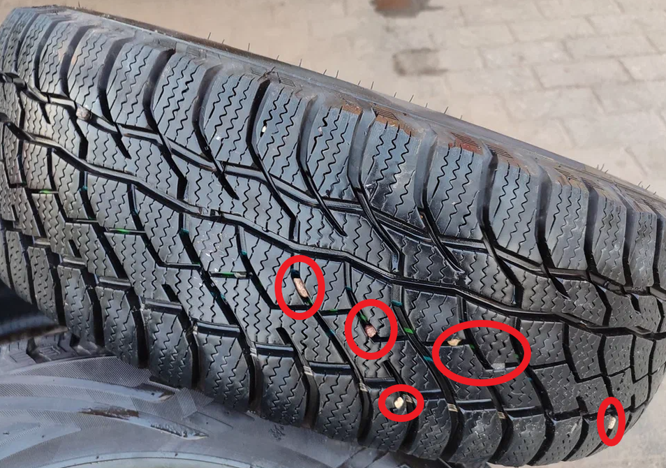 Во время езды по щебенке мелкие камешки активно забивают протектор