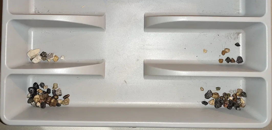 Большие кучки - из передних колес, маленькие - из задних