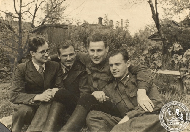 Фотография В.П. Соловьева-Седова (первый слева), А.И. Фатьянова (второй справа) и др. 1942-1943 гг. РГАЛИ. Ф. 2508. Оп. 1.