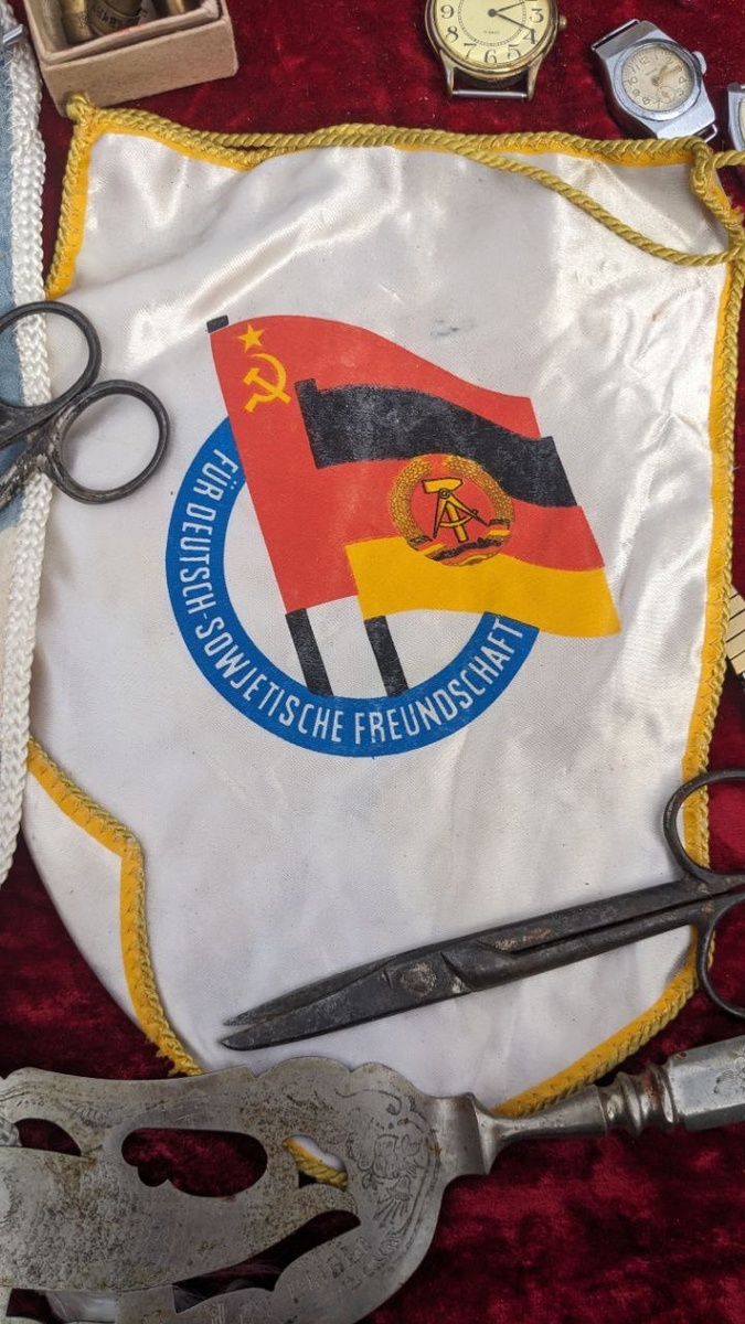 "Окликни если я остановлюсь в пути
Оставь свои следы чтоб мог по ним идти
Мелькая в темноте не оставляй меня мечта"(с) 