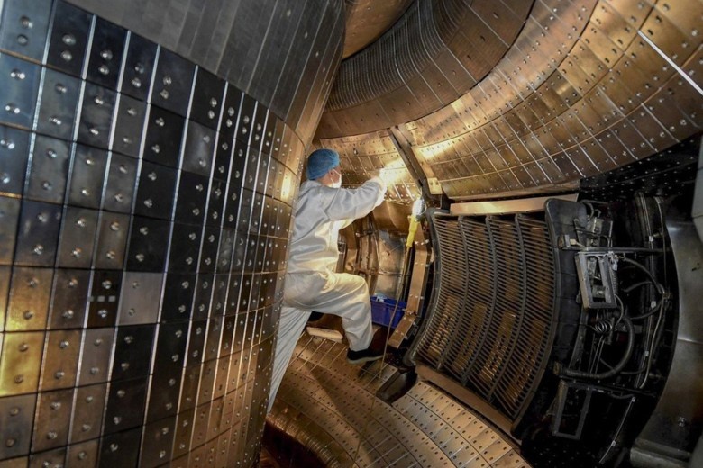 Техник работает на китайском экспериментальном усовершенствованном сверхпроводящем токамаке (EAST) — экспериментальном термоядерном реакторе