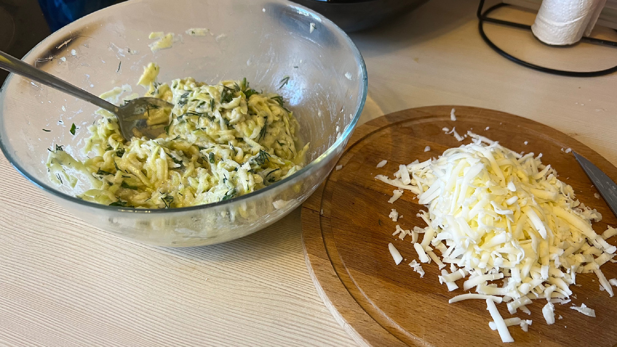 Жидкость кабачки выделяют не сразу, необходимо добавить соль и дать постоять минут 10-15