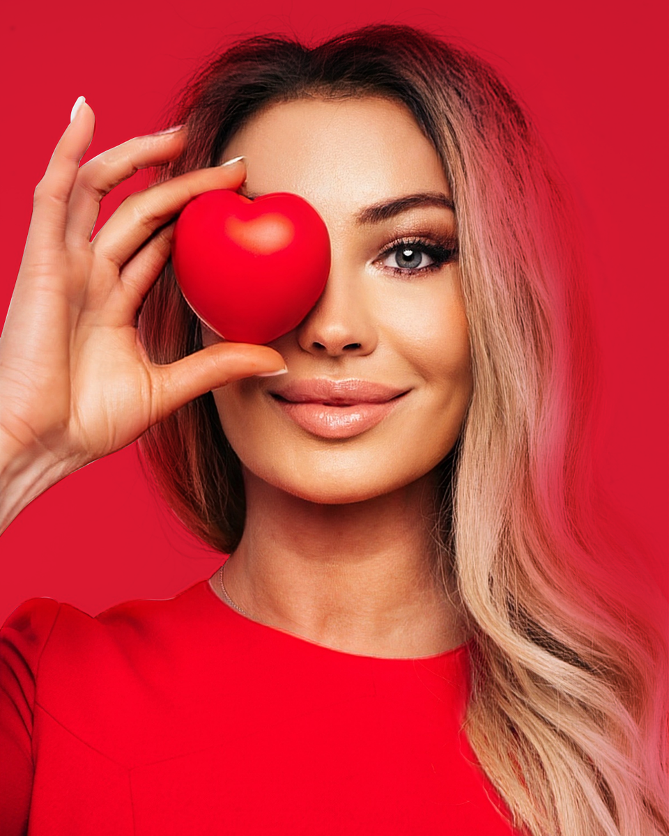 Алёна Николаевна САРОМЫЦКАЯ, врач дерматолог, косметолог высшей категории, диетолог, сертифицированный тренер ведущих европейских компаний, преподаватель кадавер курса Университета Максимилиана Людвига (Германия), член американской Ассоциации специалистов по лазерной хирургии ASLM, действующий спикер российских и международных конгрессов по эстетической медицине и косметологии, бьюти-эксперт ведущих федеральных СМИ