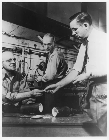 Рой Планкетт (справа), Роберт Макчарнесс (в центре) и Джек Ребок воспроизводят вскрытие металлического цилиндра, чтобы обнаружить тефлон в 1966 году. Любезно предоставлено Музеем и библиотекой Хагли. (Источник: https://translated.turbopages.org/proxy_u/en-ru.ru.338e11a7-6788b98e-f43b04fc-74722d776562/https/www.smithsonianmag.com/science-nature/the-long-strange-history-of-teflon-the-indestructible-product-nothing-seems-to-stick-to-180984920)