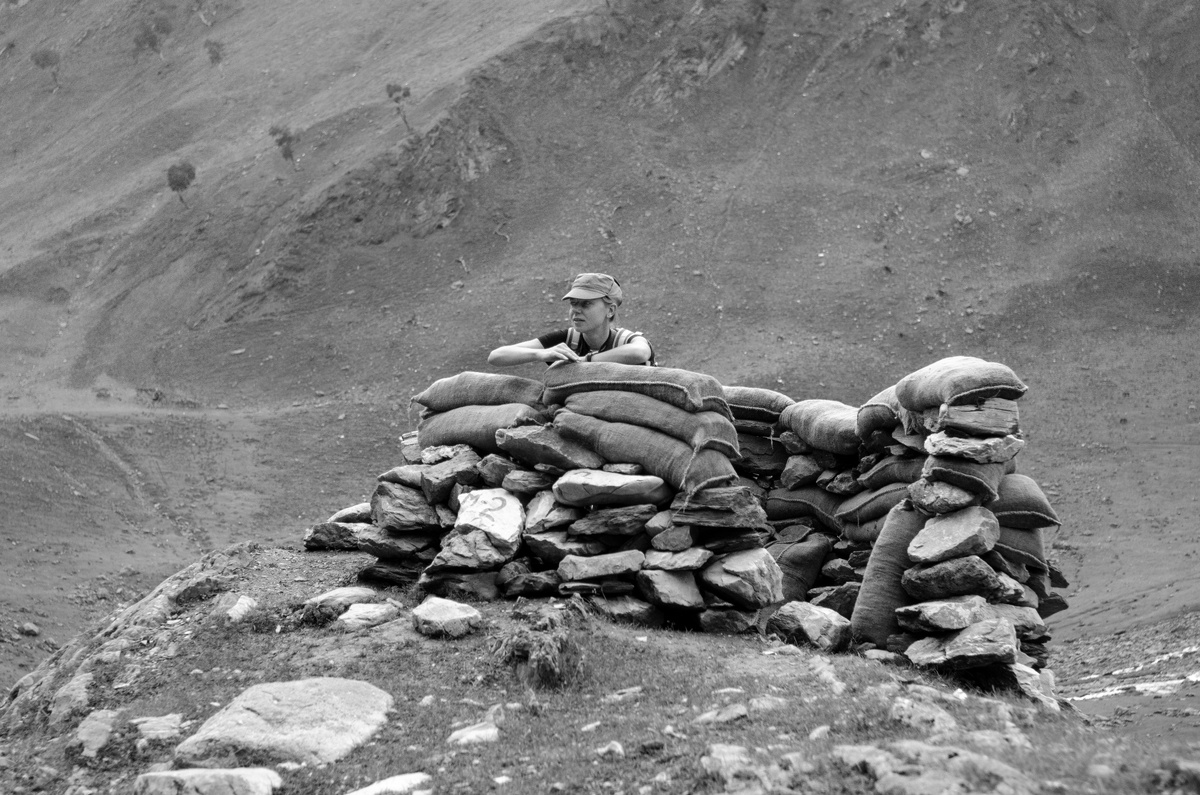 В районе Пахалгама все горы в таких укреплениях.