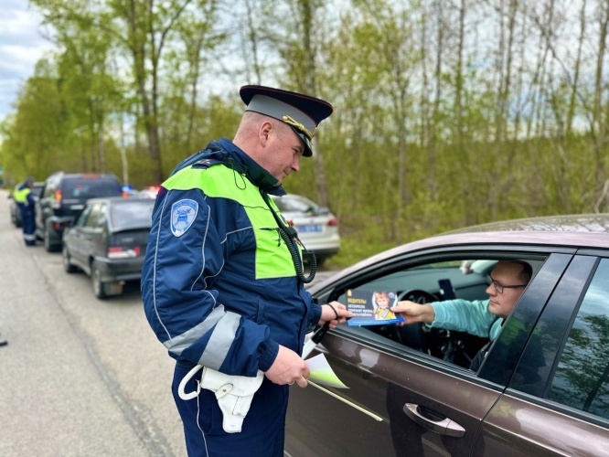 Май в России традиционно начинается с нововведений, и 2025 год не стал исключением. Власти снова корректируют правила для автомобилистов, импортеров и даже обычных пользователей банковских услуг. Одни изменения вызывают недоумение, другие — одобрение, но равнодушными они не оставляют никого.