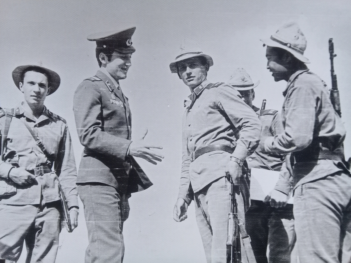 В парадке дембель Владимир Бигаев прощается с сослуживцами...