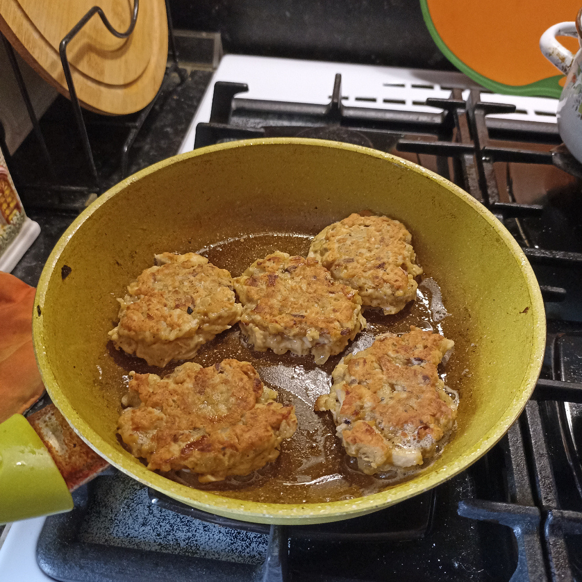 Беру-филе куриное,(отвариваю) яйца(2,3шт),лук обжариваю,мука , специи (перец,соль)чуть растительного масла.🤷 всё!