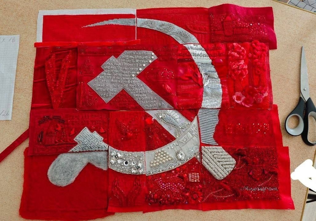    Трое рукодельниц из Югры в числе 80 мастериц со всей России вышили Знамя Победы