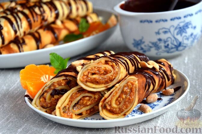 мука, яйца, молоко, сахарная пудра, масло растительное, сгущенное молоко варёное, арахис, шоколад