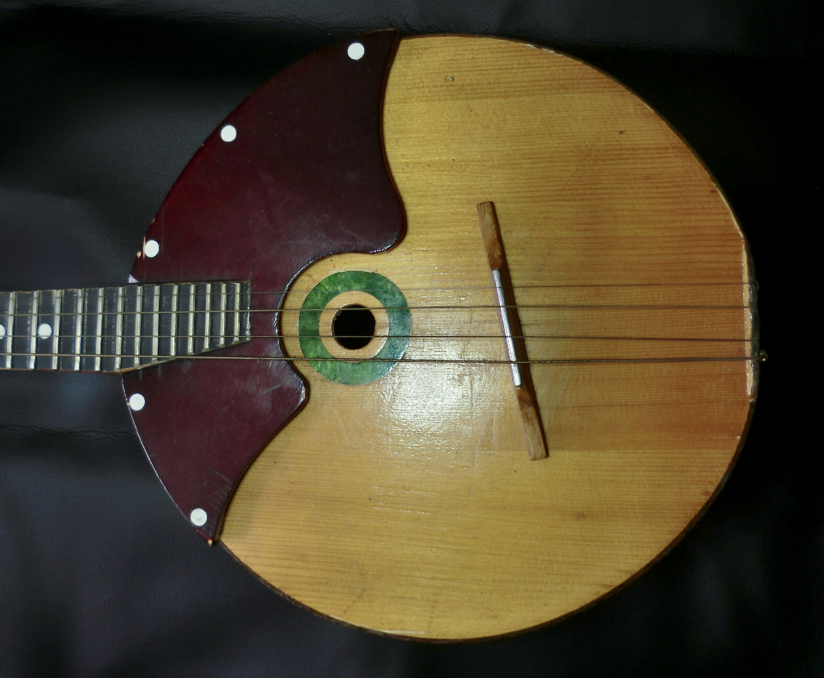 Домра - один из представителей инструментов, чей порожек держится на честном слове