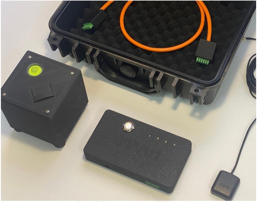 Слева направо: трёхкомпонентный геофон, собственно регистратор, GPS-приёмник. Сверху: кабель передачи данных между геофоном и регистратором.