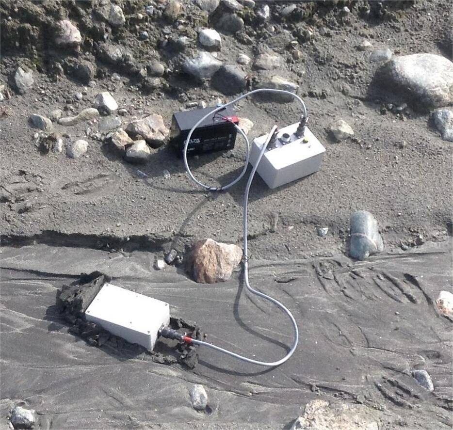 Сейсмический регистратор "Регистр-3MS" в новом дизайне: внизу - трёхкомпонентный геофон, вверху - сам регистратор и внешний аккумулятор