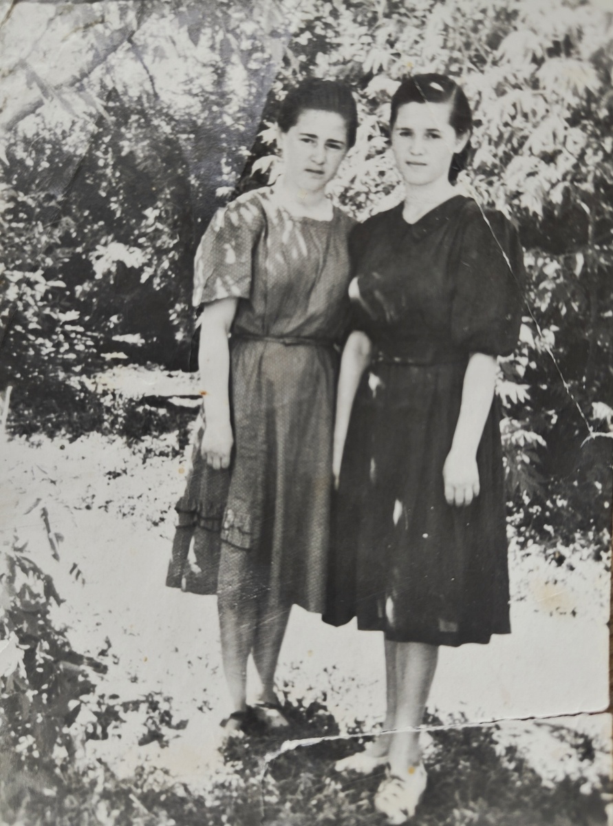 У бабушки не было детских фотографий. На снимке она 17-летняя (слева) с сестрой Наташей.