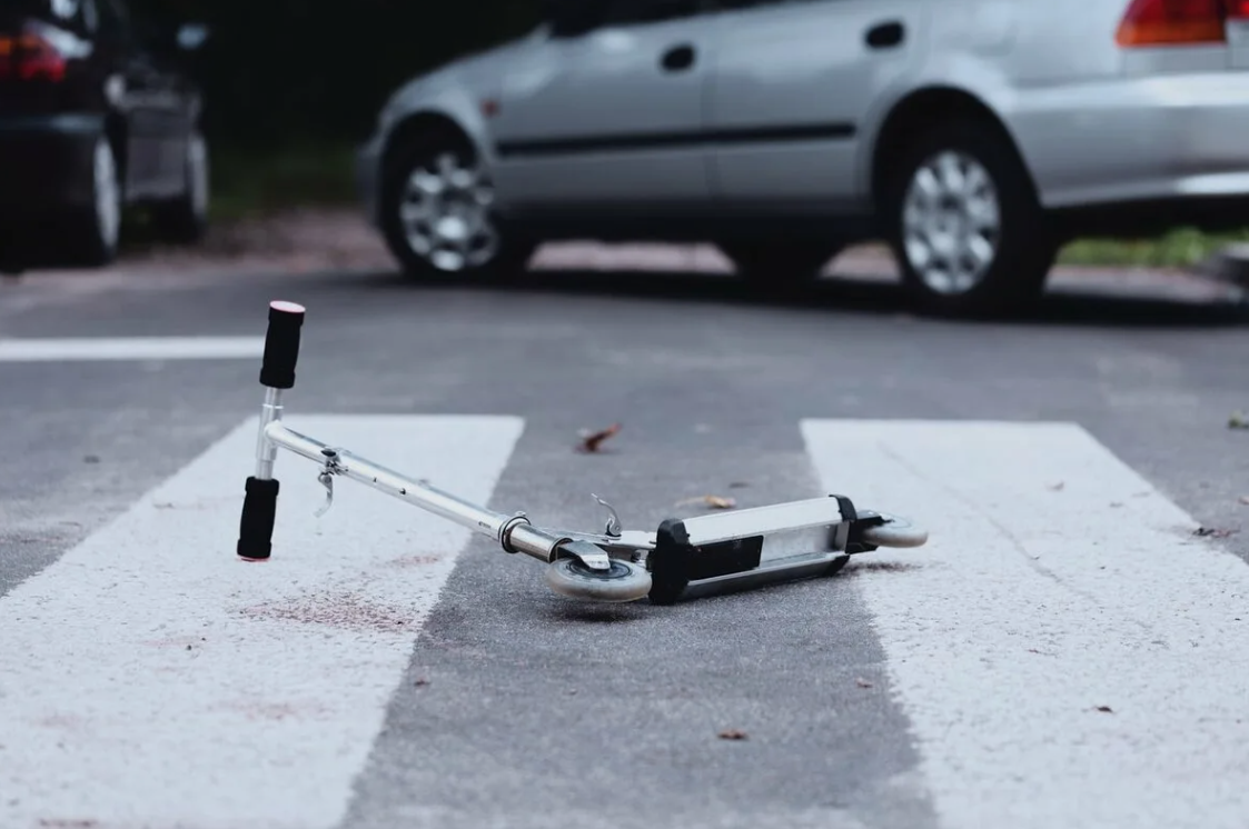 ДТП автомобиля и самоката на пешеходном переходе: кто виноват?