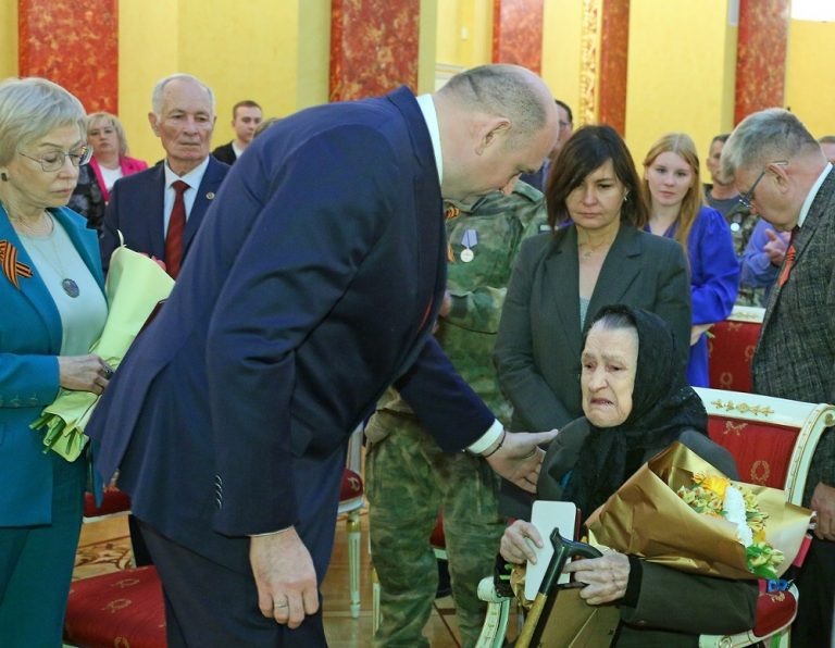    Врио губернатора Евгений Солнцев вручил 47 наград оренбуржцам Антон Пичурин