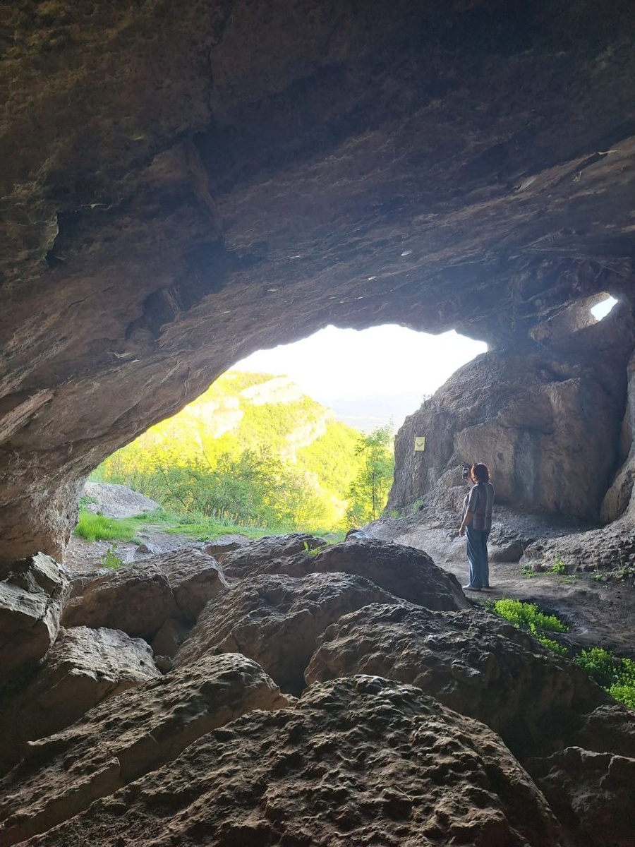 Пещера просторная - неолитическая.