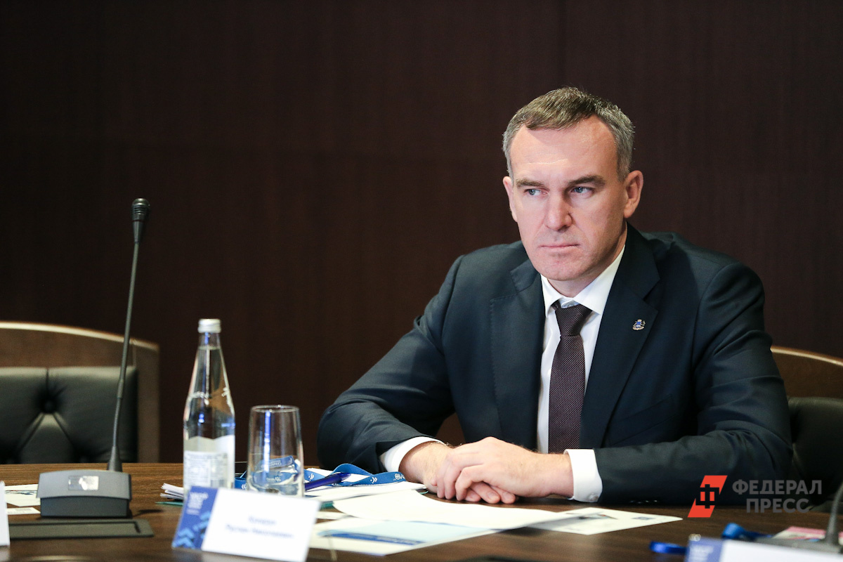 Кухарук курирует обучение участника кадровой программы.  Фото: ФедералПресс / Евгений Поторочин