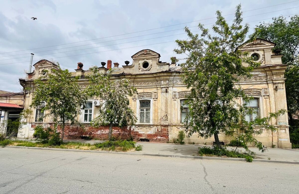 🖼 Фото фасада: лепные венки, пилястры и сандрики — язык архитектуры рубежа XIX–XX веков.
