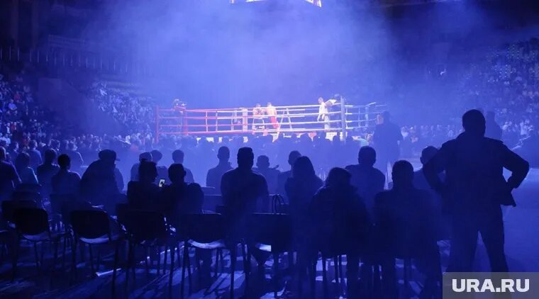 Массовая драка завязалась во время турнира по кулачным боям на площадке ТРК «Вершина Югры». Фото: Владимир Жабриков © URA.RU