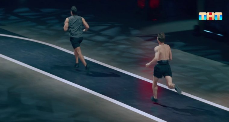 Храмцов сначала догнал Попова, а вслед за ним — Королева. Фото: «Титаны»/ Rutube