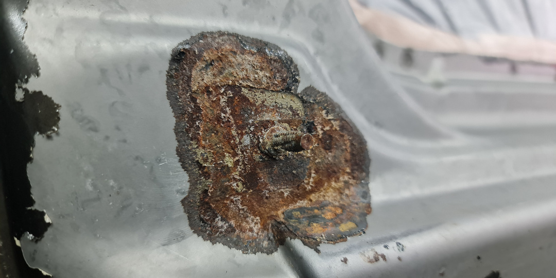 Устраняю в ноль большой ржавый "рыжик" со сквозным отверстием на пороге Рено Дастер
