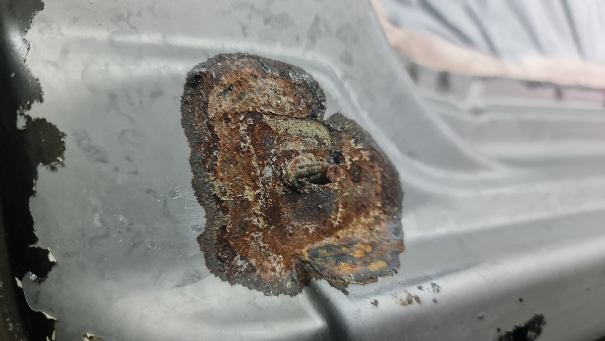 Вокруг ржачины, это чистый металл, сняли все смывкой краски.