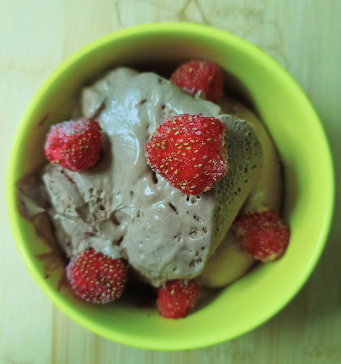 Так вот, хотела добавить ещё сироп, но мороженое очень сладкое, сироп был бы лишним. На мой вкус, можно сгущённого молока добавить и поменьше, буду экспериментировать 🙃