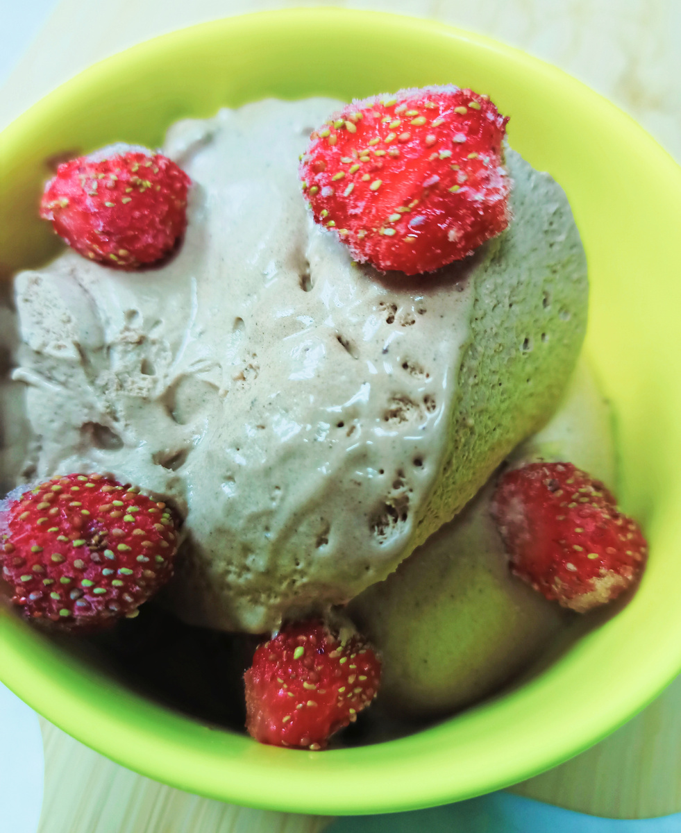 Добавила несколько ягод клубники, хотела полить ещё каким-нибудь сиропом, но....