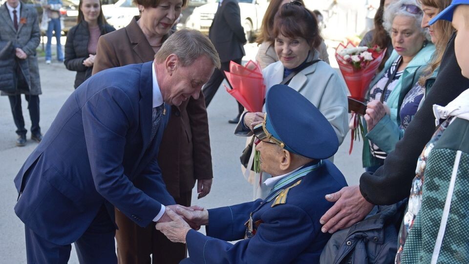    Вячеслав Франк поздравил ветерана Владимира Кушпелева с наступающим Днем Победы . Источник: barnaul.org