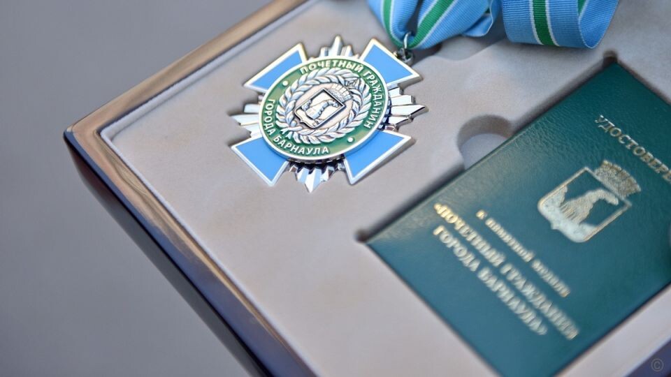    Вячеслав Франк поздравил ветерана Владимира Кушпелева с наступающим Днем Победы . Источник: barnaul.org