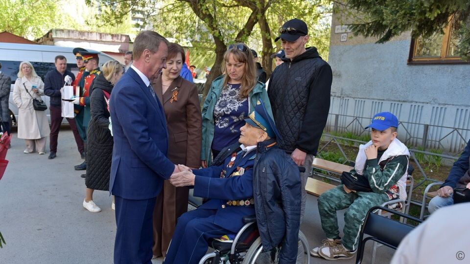    Вячеслав Франк поздравил ветерана Владимира Кушпелева с наступающим Днем Победы . Источник: barnaul.org
