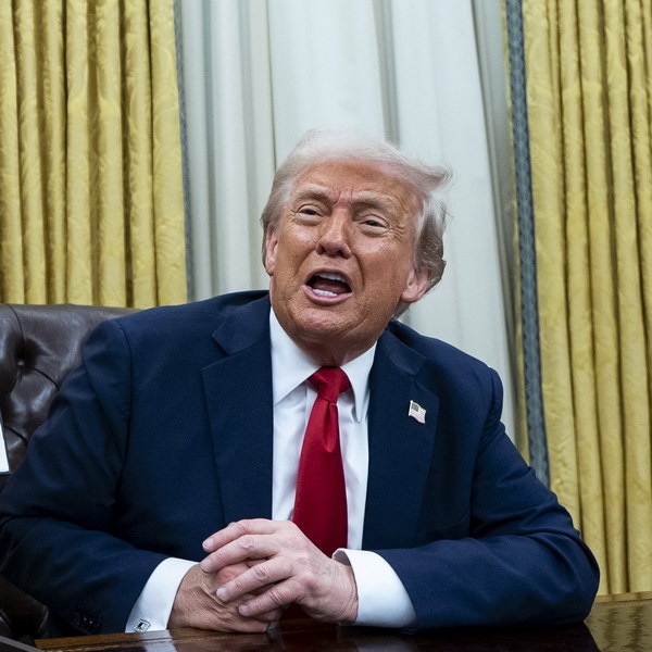     Дональд Трамп хочет ввести пошлины, чтобы спасти умирающий Голливуд