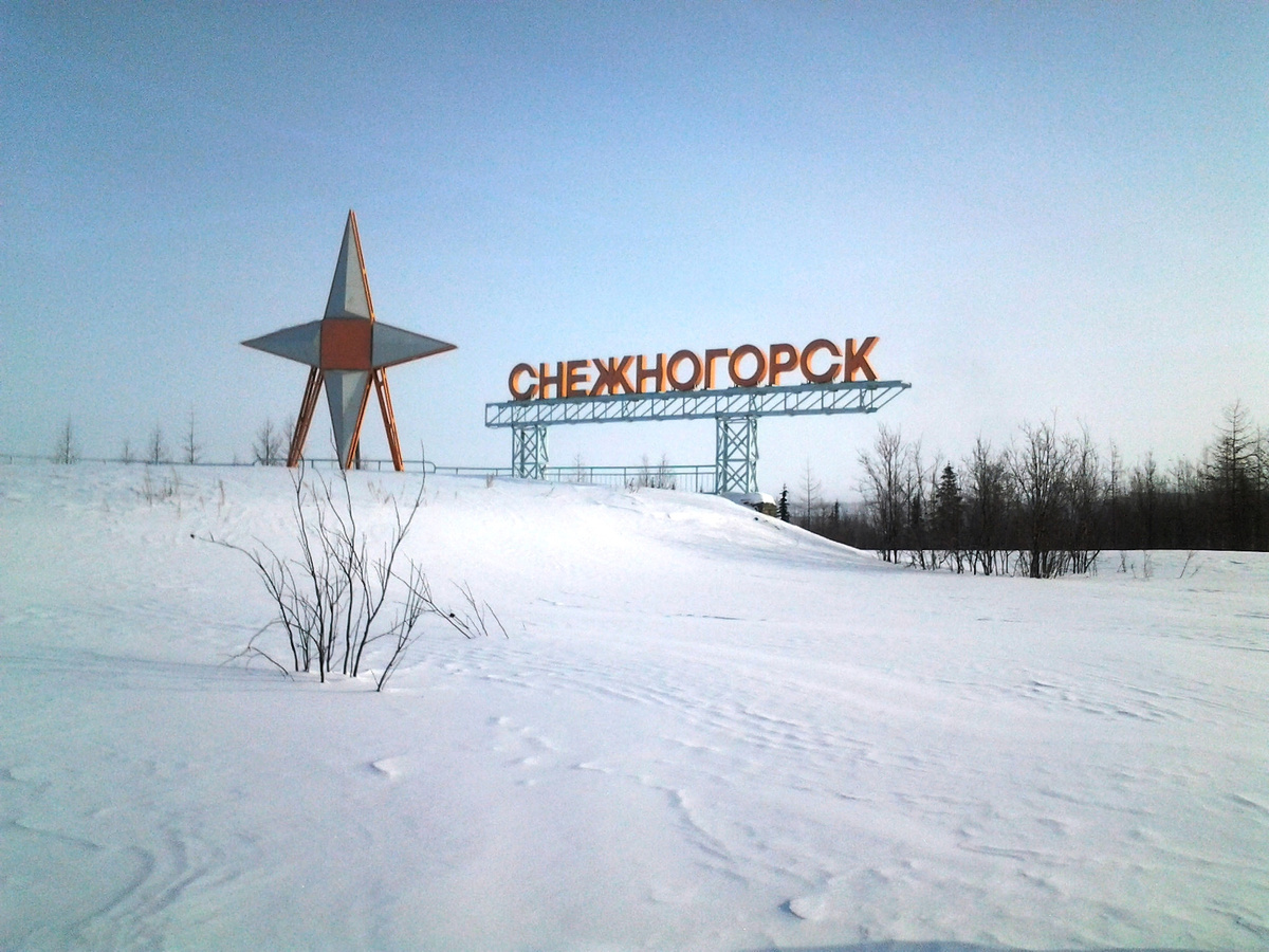 Причем эта стела реально стоит посреди тайги. Рубишься такой по нехоженому лесу в полном одиночестве вторые сутки, и тут — бах!