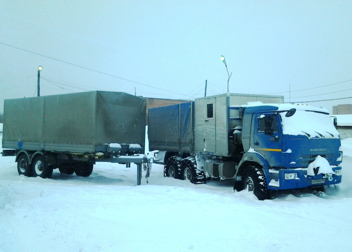 Когда я фотографировал этот Камаз в Игарке, я еще не знал, что мне предстоит по возвращению домой снова мчаться на Ванкорский пост забирать парней и везти их на самолет, чтобы они не опоздали на рейс. А потом сразу же садиться за руль этого автопоезда и гнать его в Москву.