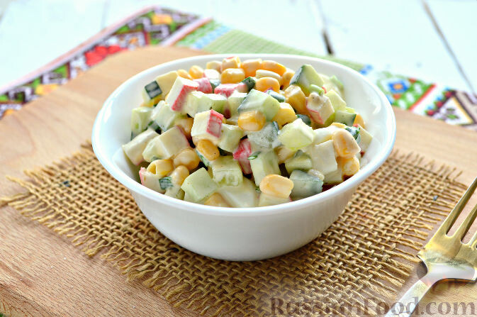 крабовые палочки, яйца, огурцы, кукуруза консервированная, лук зелёный, майонез, соль, перец чёрный молотый