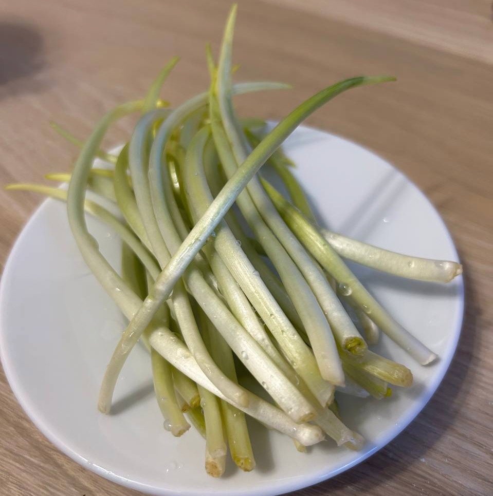    Молодая и ядрёная черемша